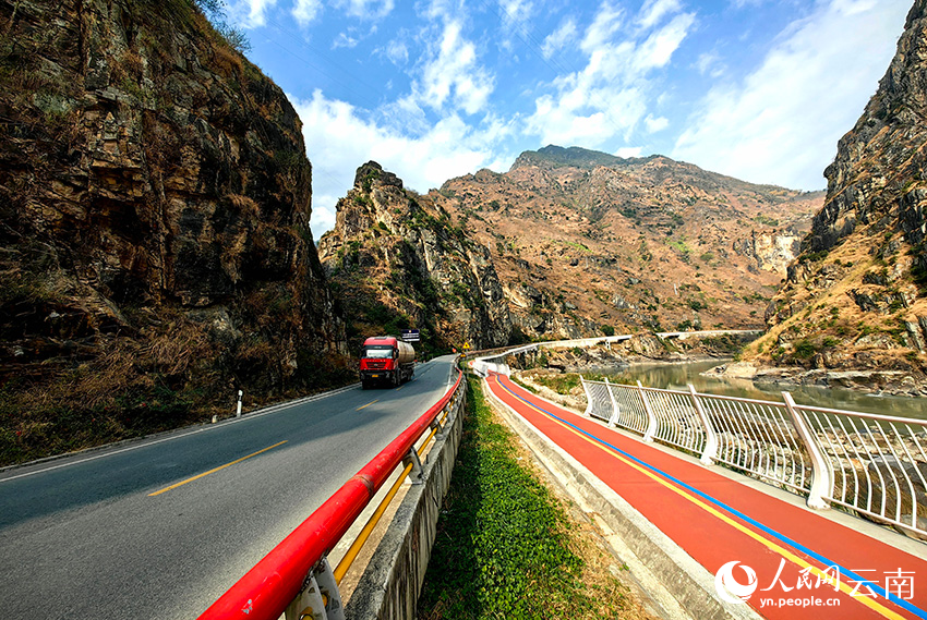 怒江美麗公路。郭子雄拍攝