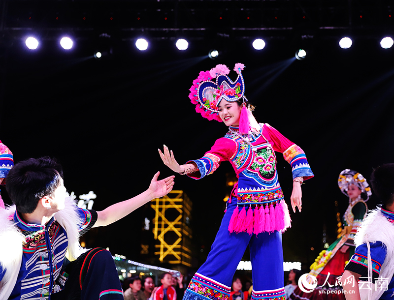 “有一种叫云南的生活”沉浸式互动活动《彝绣云裳》节目展演现场。人民网记者 刘怡摄