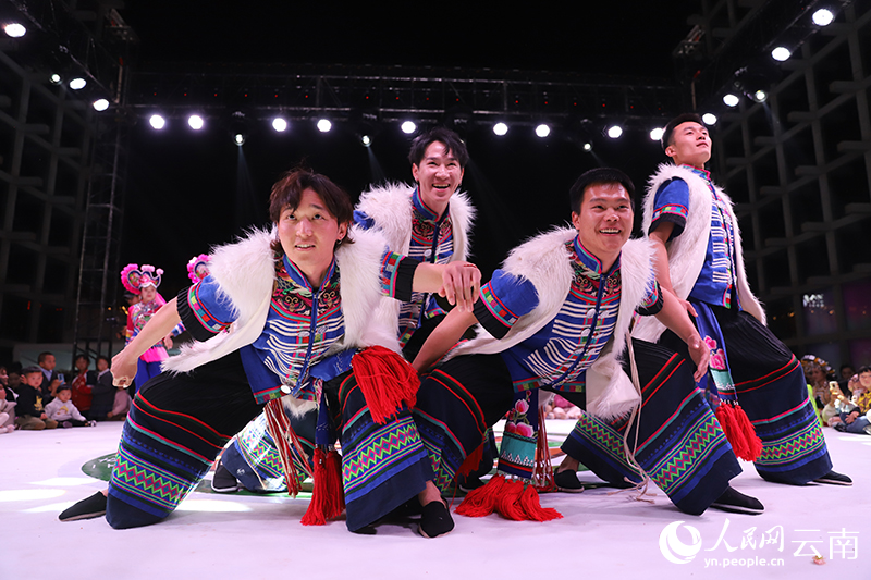 “有一种叫云南的生活”沉浸式互动活动《彝绣云裳》节目展演现场。人民网记者 刘怡摄
