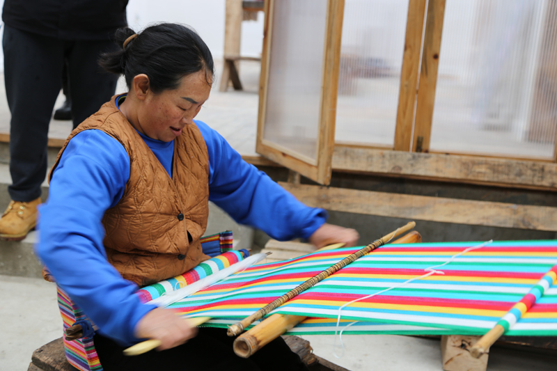 織女碧玉蓮在工作坊編織“獨龍毯”。