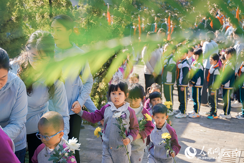 幼兒園小朋友在西南聯大博物館“清明祭英烈”活動中向烈士獻花。人民網記者 蔡樹菁攝