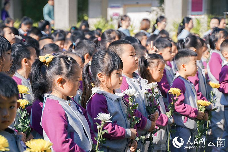 幼儿园小朋友在西南联大博物馆“清明祭英烈”活动中向烈士献花。人民网记者 蔡树菁摄