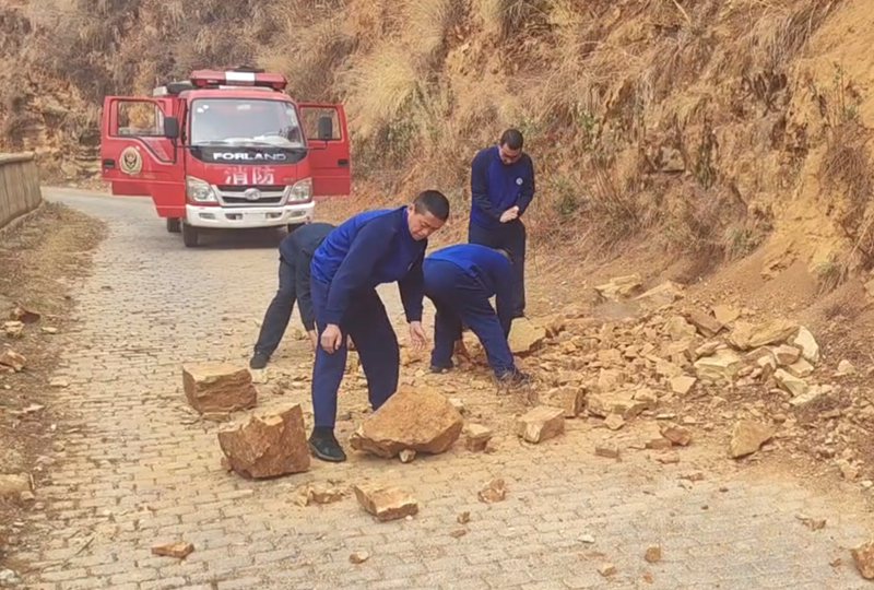 消防人員正在清理路途中的落石。昭通市消防救援支隊供圖
