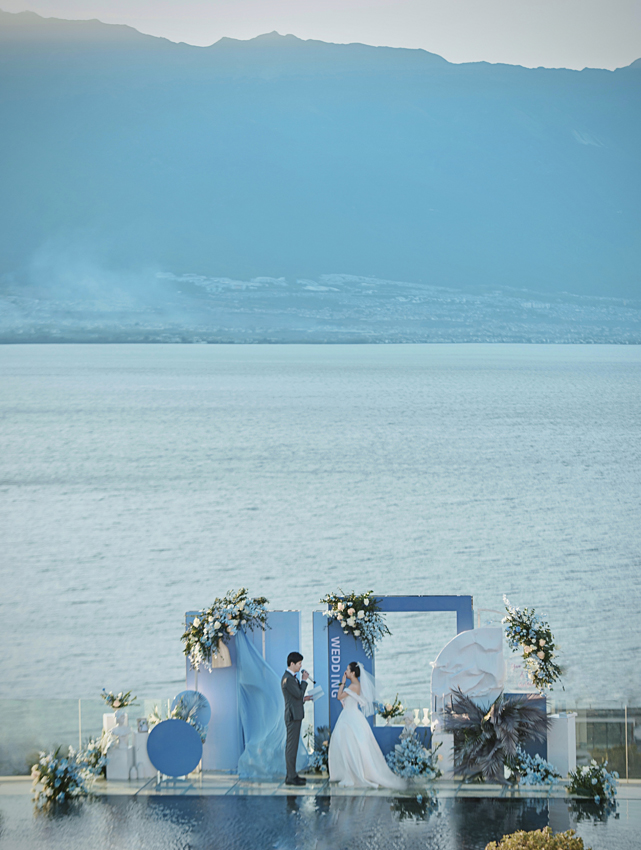 洱海之畔，一对新人正在举行婚礼。受访者供图