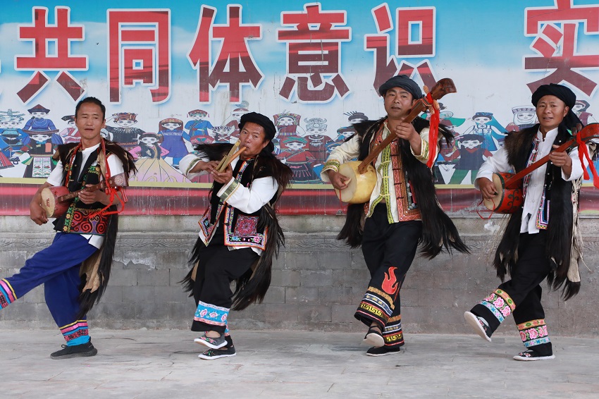 村民们表演节目。景东县融媒体中心供图