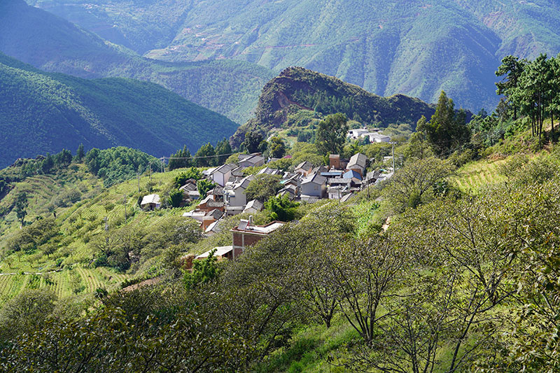 群山掩映中的大窝潭村。黄娇摄