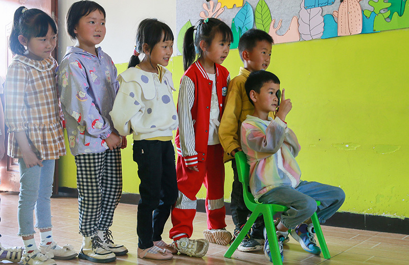 4月10日，在雲南省曲靖市沾益區花山街道啟明星幼兒園，小朋友正在進行視力測試。