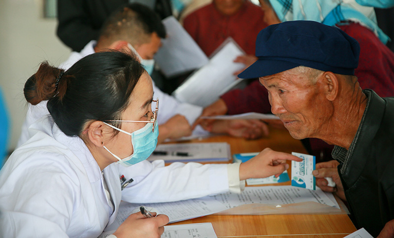 4月10日，在雲南省曲靖市沾益區金龍街道社區衛生服務中心，醫護人員為老年人開展健康評估。