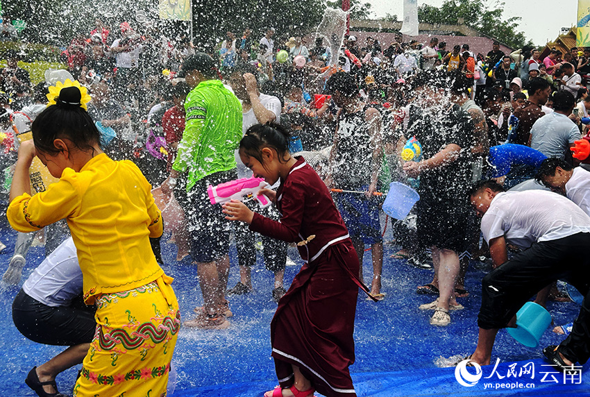 泼水节期间，芒市广场成为一片欢乐的海洋。人民网记者 刘怡摄
