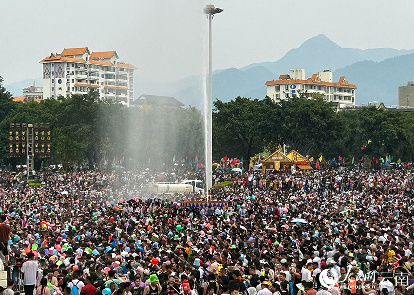 芒市广场上，万人共庆泼水节。人民网记者 刘怡摄