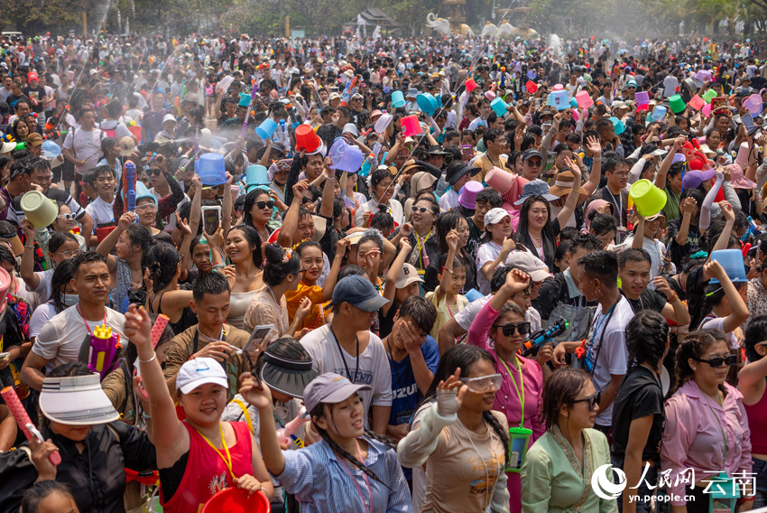 4月13日，当地群众与游客在孟连县娜允广场共度泼水狂欢节。人民网记者 虎遵会摄