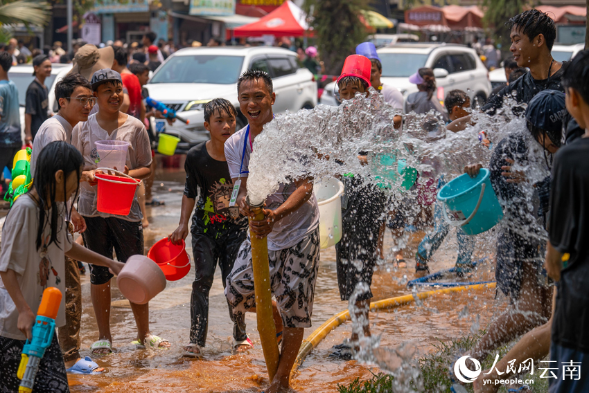 4月13日，当地群众与游客在孟连县共度泼水狂欢节。人民网记者 虎遵会摄