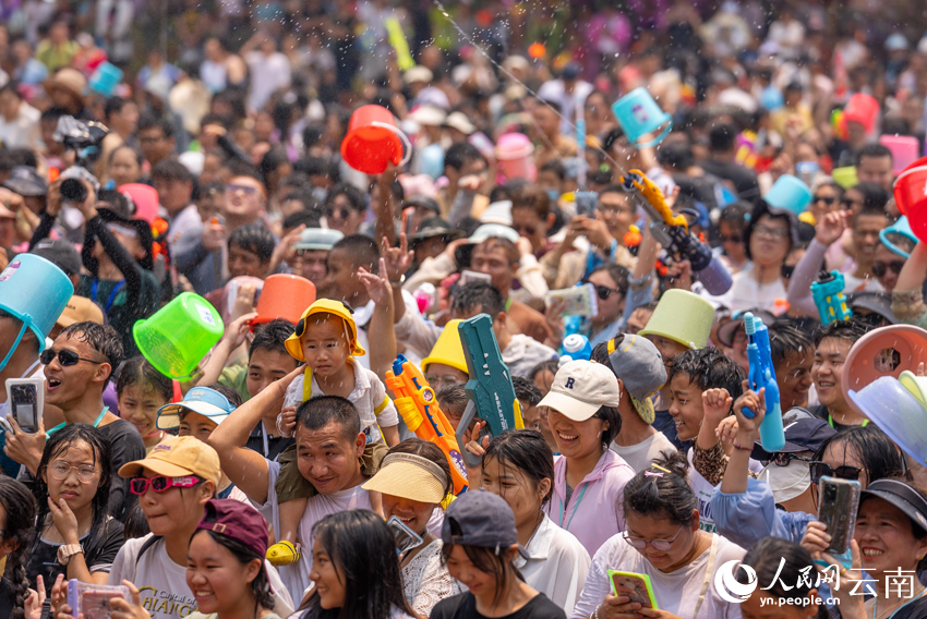 4月13日，当地群众与游客在孟连县共度泼水狂欢节。人民网记者 虎遵会摄