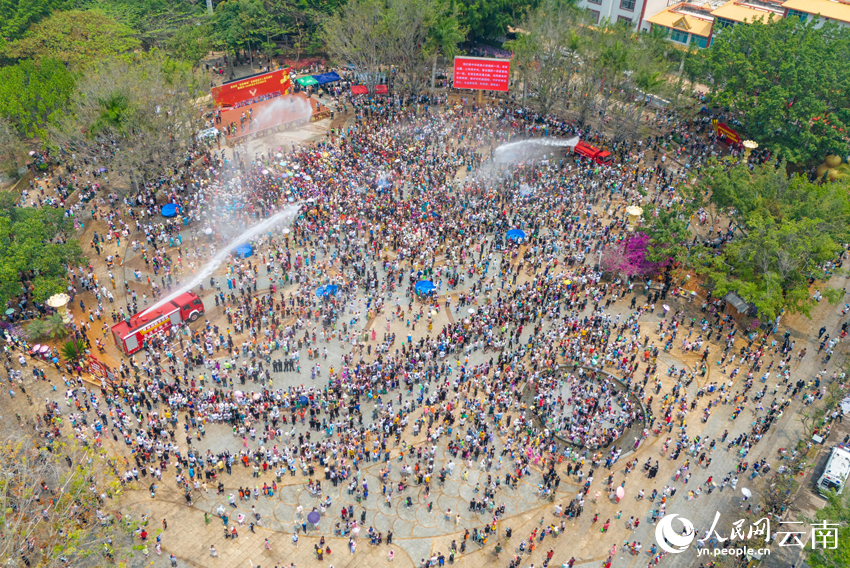 4月13日,当地群众与游客在孟连县娜允广场共度泼水狂欢节。人民网记者 虎遵会摄