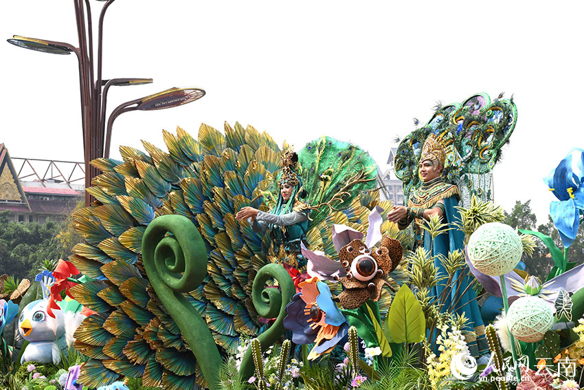 盛装的演员站在花车上进行表演。张晰摄