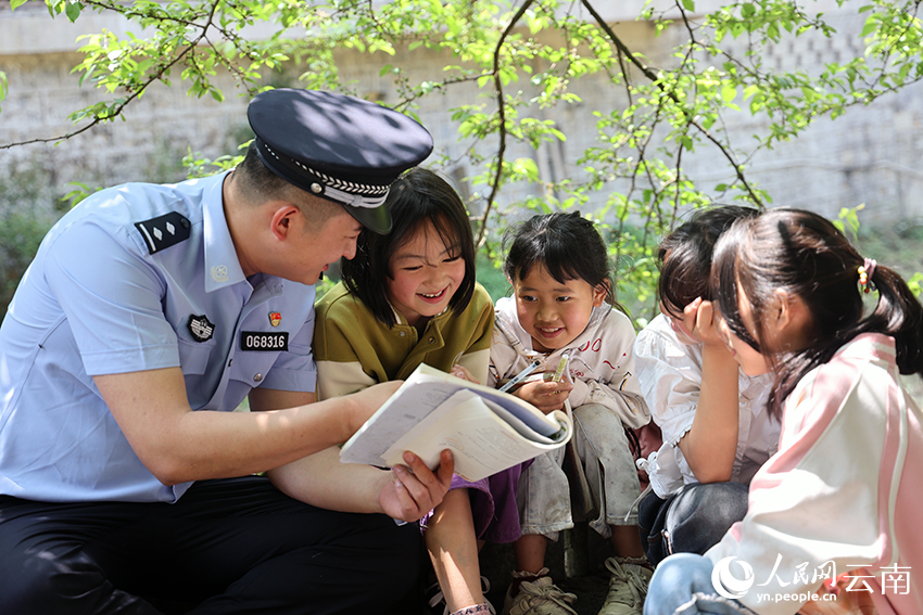 水田派出所民警利用周末時間給孩子們輔導作業。人民網記者 李發興攝