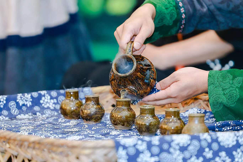 工作人员展示彝族煳米罐罐香茶制作工艺。景东县融媒体中心供图-(1)