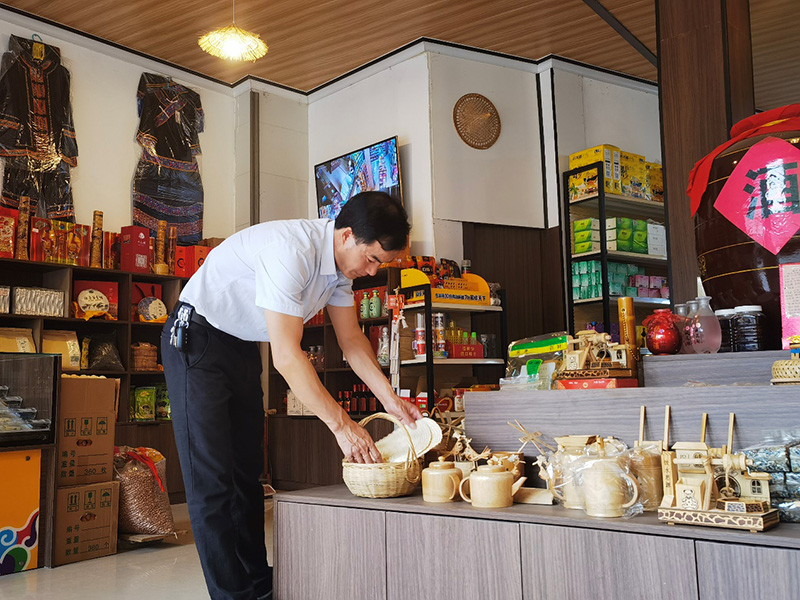 黄思奎整理店铺商品陈列照。