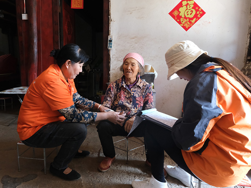养老服务机构工作人员在师宗县黎家坝村开展上门服务。