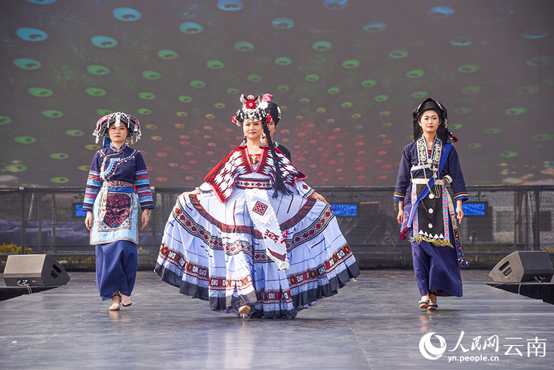 2024年採花潑水節期間舉辦的少數民族傳統服飾設計展演。梁穎攝