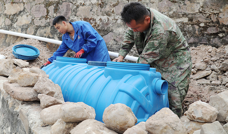 村民正在进行污水收集改造。杨廷荣摄