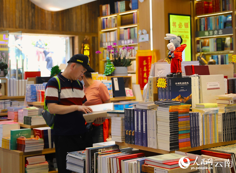 【图5】市民在书必银书店里挑选书籍。人民网-尹馨摄.jpg