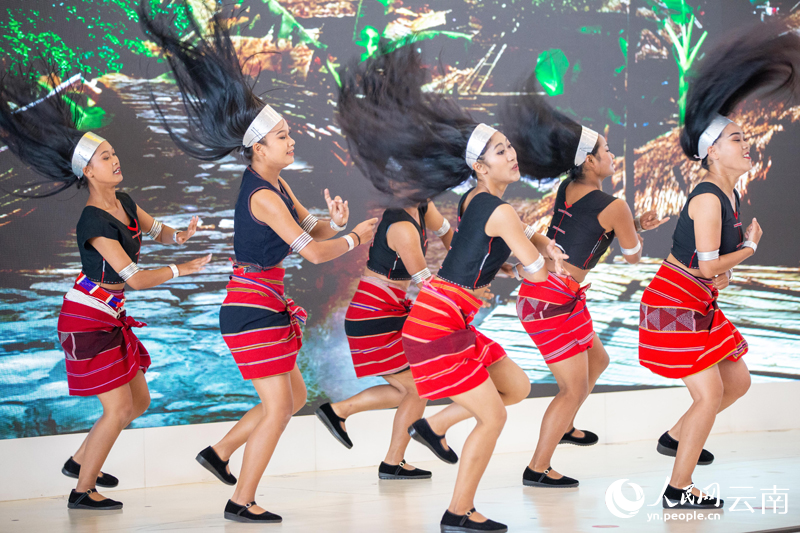 佤族女子群舞《甩发舞》。人民网记者 虎遵会摄