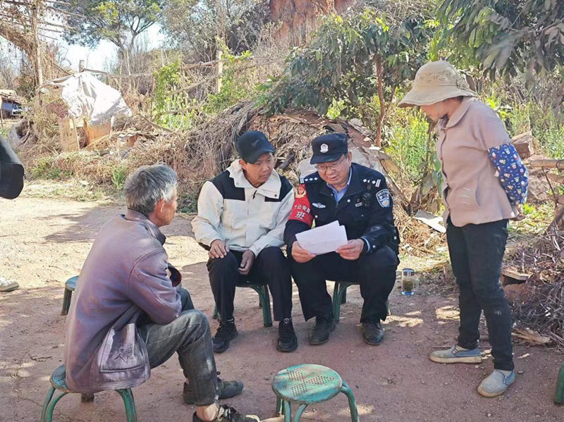 永仁县公安局永定派出所民警到芒果产业种植农户家里调解纠纷，提供建议。