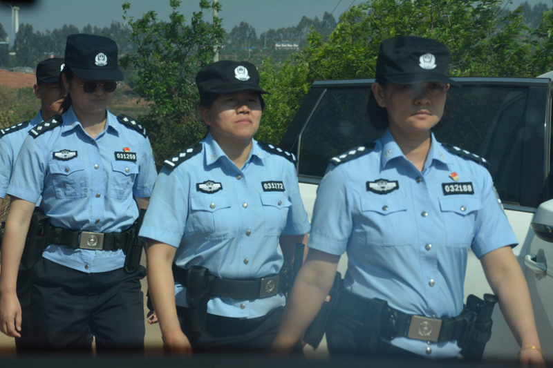 永仁县公安局民警定期在樱桃产业园旁巡逻执勤。