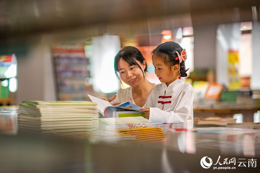 4月21日，文山新華書店開展世界讀書日主題活動。熊平祥攝