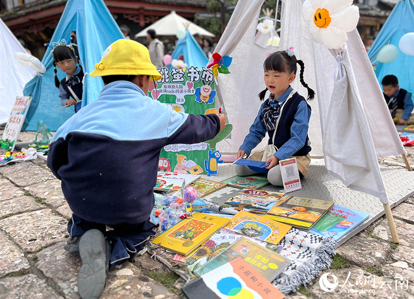 一个小朋友买了一元钱的玩具。人民网 尹馨摄