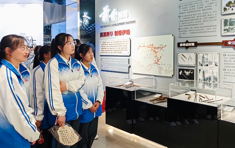 参加活动的师生们到新华银器小镇参观。