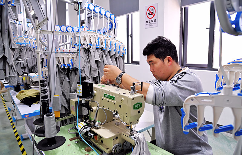 在呢嚕坪紡織服裝產業園，工人正在生產防晒服裝3