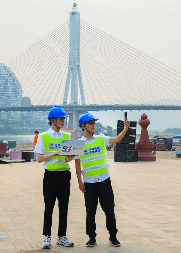 云南电信工作人员在重点景区测试网络。