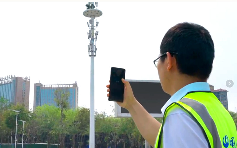 云南电信工作人员现场测试下载速率。