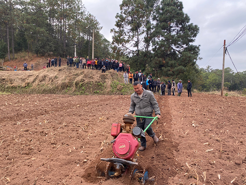 村办企业售卖的理墒机(杨景栋-摄)1月18日摄---副本