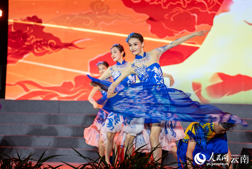 图为慰问演出现场。人民网记者 虎遵会摄