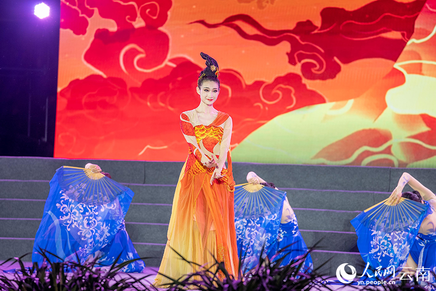 图为慰问演出现场。人民网记者 虎遵会摄