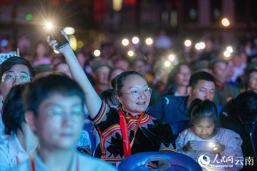 图为慰问演出现场。人民网记者 虎遵会摄