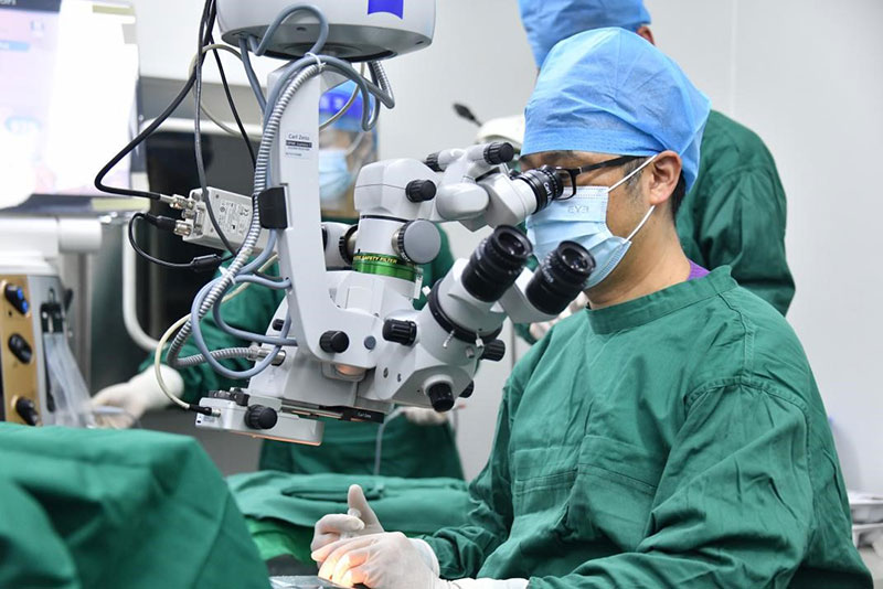 楊建宇正在實施白內障手術。昆明愛爾眼科醫院供圖