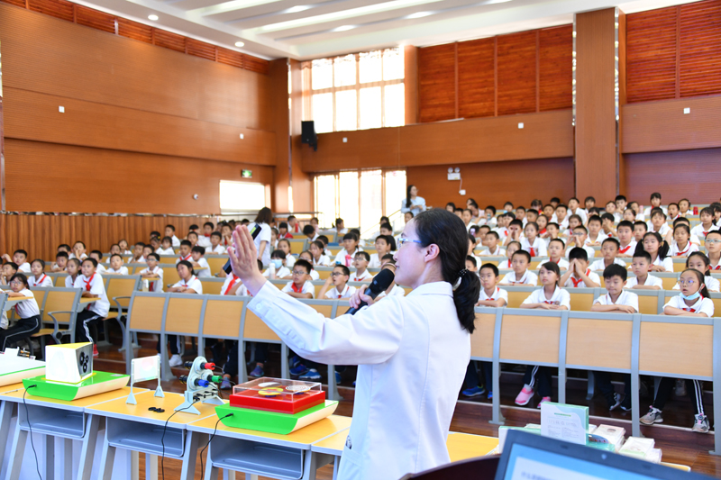 【2】段春玉在学校为孩子们科普眼健康知识。昆明爱尔眼科医院供图.jpg