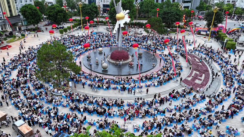 長街宴圍成圈。墨江縣融媒體中心供圖.jpg