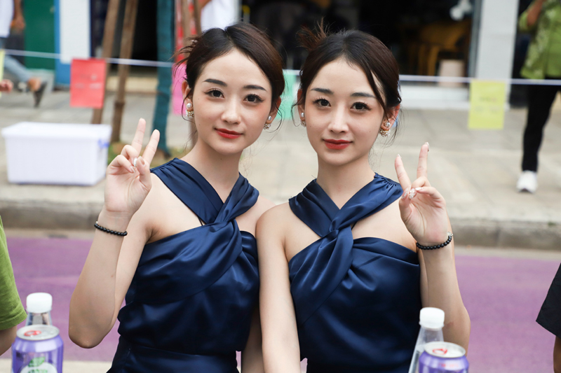 參加哈尼長街宴的雙胞胎。墨江縣融媒體中心供圖.JPG