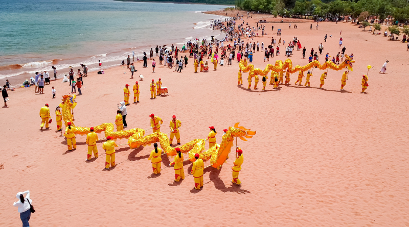 社火巡游到红沙滩进行的舞龙表演。澄江市融媒体中心供图.jpg
