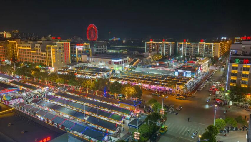 夜晚，花柯社区“南市夜街”人潮涌动。曲靖市宣传部供图