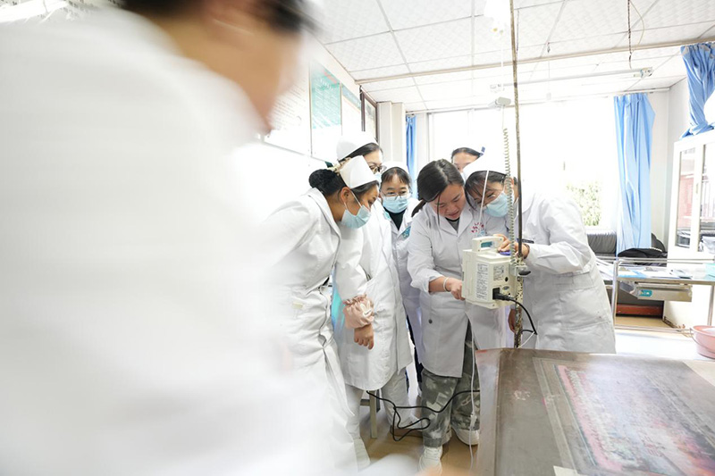 5月1日，武定縣人民醫院急診科為新入職護士做設備使用流程示范。
