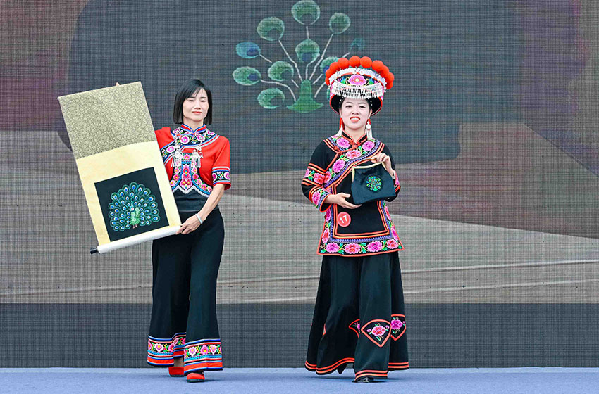 二等奖作品《绿羽仙踪“一针飞出幸福路”》。牟定县委宣传部供图