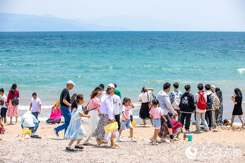 撫仙湖吸引眾多游客前來旅游度假。陳超攝