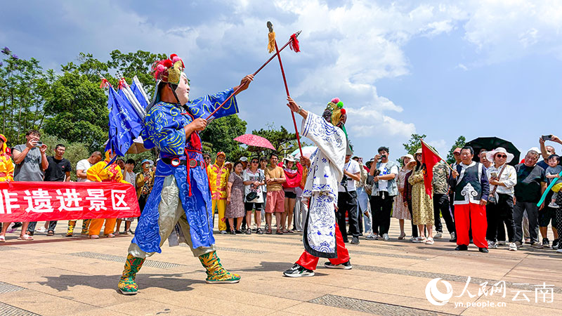 國家級非物質文化遺產關索戲在撫海灣濕地公園向游客展演。王敏-攝
