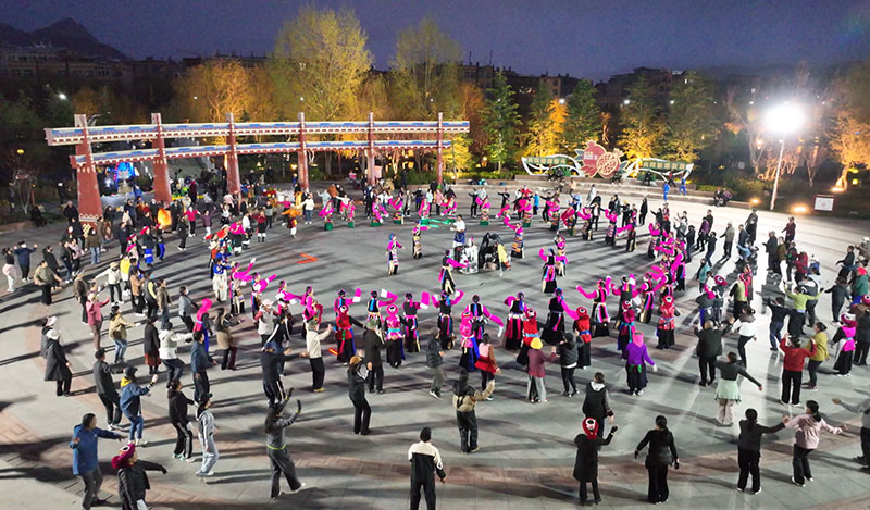 各族群众在香巴拉公园跳广场舞。